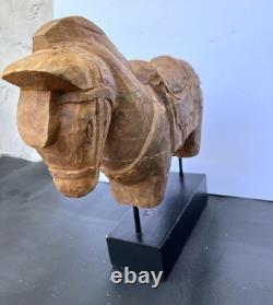 Fragment architectural en bois sculpté à la main représentant un cheval d’art populaire indien vintage sur support