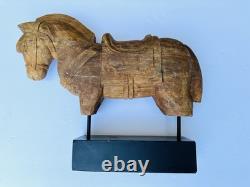 Fragment architectural en bois sculpté à la main représentant un cheval d’art populaire indien vintage sur support