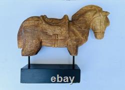 Fragment architectural en bois sculpté à la main représentant un cheval d’art populaire indien vintage sur support