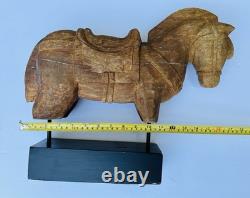 Fragment architectural en bois sculpté à la main représentant un cheval d’art populaire indien vintage sur support