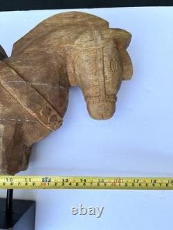 Fragment architectural en bois sculpté à la main représentant un cheval d’art populaire indien vintage sur support