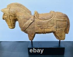 Fragment architectural en bois sculpté à la main représentant un cheval d’art populaire indien vintage sur support