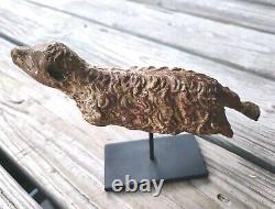 Fragment de mouton/bélier peint et sculpté en art populaire primitif ancien sur socle sur mesure