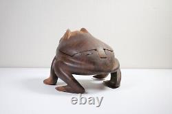 Frog en bois folklorique antique sculptée à la main avec couvercle