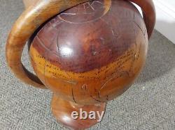 Globe terrestre en bois sculpté à la main, art populaire ancien, sur pied - Vintage MCM mi-siècle.