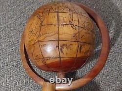 Globe terrestre en bois sculpté à la main, art populaire ancien, sur pied - Vintage MCM mi-siècle.