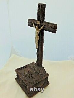 Grand Antique Tramp Art Crucifix Sculpté Bois Art Populaire Jésus Croix