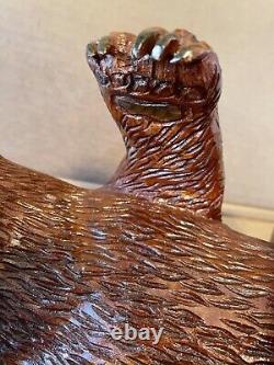 Grand Ours brun en bois sculpté d'art populaire sur une burl