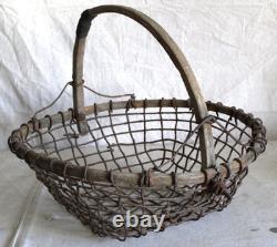 Grand panier à coques en bois et métal, artisanal, folk art ancien, avec manche sculpté, Cape Cod