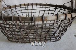 Grand panier à coques en bois et métal, artisanal, folk art ancien, avec manche sculpté, Cape Cod
