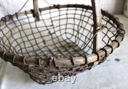 Grand panier à coques en bois et métal, artisanal, folk art ancien, avec manche sculpté, Cape Cod