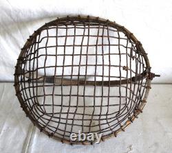 Grand panier à coques en bois et métal, artisanal, folk art ancien, avec manche sculpté, Cape Cod