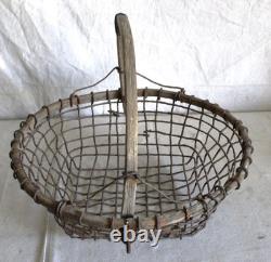 Grand panier à coques en bois et métal, artisanal, folk art ancien, avec manche sculpté, Cape Cod