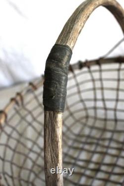 Grand panier à coques en bois et métal, artisanal, folk art ancien, avec manche sculpté, Cape Cod