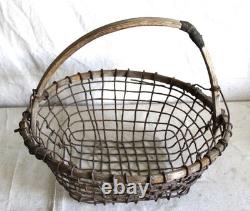Grand panier à coques en bois et métal, artisanal, folk art ancien, avec manche sculpté, Cape Cod