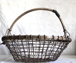 Grand panier à coques en bois et métal, artisanal, folk art ancien, avec manche sculpté, Cape Cod