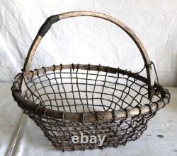 Grand panier à coques en bois et métal, artisanal, folk art ancien, avec manche sculpté, Cape Cod