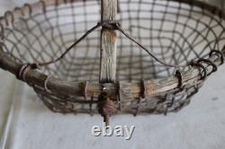 Grand panier à coques en bois et métal, artisanal, folk art ancien, avec manche sculpté, Cape Cod