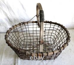 Grand panier à coques en bois et métal, artisanal, folk art ancien, avec manche sculpté, Cape Cod