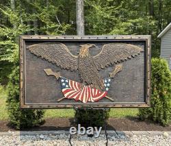 Grand panneau d'art populaire en bois sculpté vintage avec aigle américain patriotique et drapeau