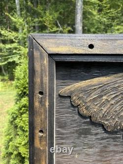 Grand panneau d'art populaire en bois sculpté vintage avec aigle américain patriotique et drapeau Grand panneau d'art populaire en bois sculpté vintage avec aigle américain patriotique et drapeau