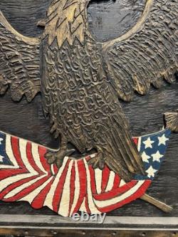 Grand panneau d'art populaire en bois sculpté vintage avec aigle américain patriotique et drapeau