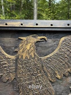 Grand panneau d'art populaire en bois sculpté vintage avec aigle américain patriotique et drapeau