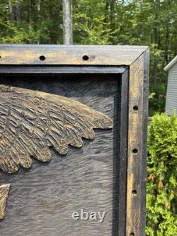 Grand panneau d'art populaire en bois sculpté vintage avec aigle américain patriotique et drapeau