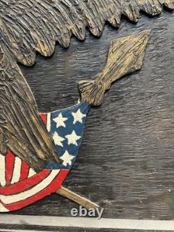 Grand panneau d'art populaire en bois sculpté vintage avec aigle américain patriotique et drapeau
