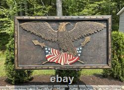 Grand panneau d'art populaire en bois sculpté vintage avec aigle américain patriotique et drapeau Grand panneau d'art populaire en bois sculpté vintage avec aigle américain patriotique et drapeau