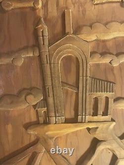 Grand panneau en bois sculpté d'art populaire fantastique de style vintage représentant un château dans les nuages