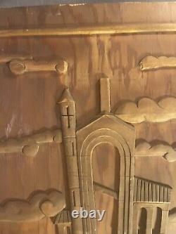 Grand panneau en bois sculpté d'art populaire fantastique de style vintage représentant un château dans les nuages