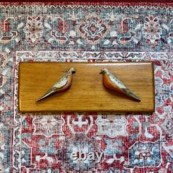 Grande paire d'oiseaux en bois sculptés à la main et peints à la main, art populaire vintage rare.