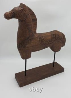 Grande sculpture de cheval en bois massif sculpté, style nordique scandinave rustique et folklorique