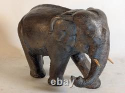 Grande sculpture en bois massif texturée d'éléphant 19 pouces sculptée à la main, art populaire vintage