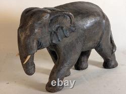 Grande sculpture en bois massif texturée d'éléphant 19 pouces sculptée à la main, art populaire vintage