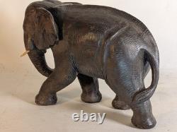 Grande sculpture en bois massif texturée d'éléphant 19 pouces sculptée à la main, art populaire vintage