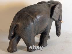 Grande sculpture en bois massif texturée d'éléphant 19 pouces sculptée à la main, art populaire vintage