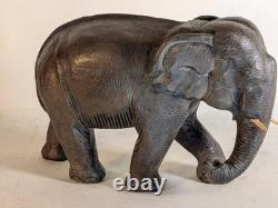 Grande sculpture en bois massif texturée d'éléphant 19 pouces sculptée à la main, art populaire vintage