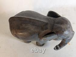 Grande sculpture en bois massif texturée d'éléphant 19 pouces sculptée à la main, art populaire vintage
