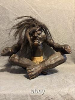 Grande sculpture en bois sculptée à la main représentant un homme en art populaire, figure tribale