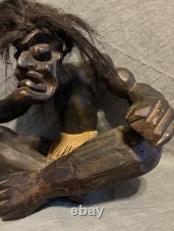 Grande sculpture en bois sculptée à la main représentant un homme en art populaire, figure tribale