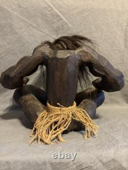 Grande sculpture en bois sculptée à la main représentant un homme en art populaire, figure tribale