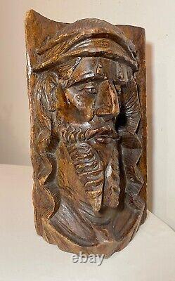 Grande sculpture religieuse en bois sculpté à la main de Jésus-Christ dans un style folklorique antique