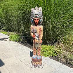 Grande statue de chef amérindien de 48 pouces en bois sculpté à la main, art populaire vintage pour magasin de cigares