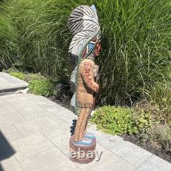 Grande statue de chef amérindien de 48 pouces en bois sculpté à la main, art populaire vintage pour magasin de cigares