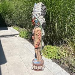 Grande statue de chef amérindien de 48 pouces en bois sculpté à la main, art populaire vintage pour magasin de cigares