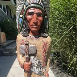 Grande statue de chef amérindien de 48 pouces en bois sculpté à la main, art populaire vintage pour magasin de cigares