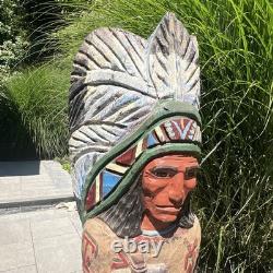 Grande statue de chef amérindien de 48 pouces en bois sculpté à la main, art populaire vintage pour magasin de cigares