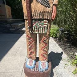 Grande statue de chef amérindien de 48 pouces en bois sculpté à la main, art populaire vintage pour magasin de cigares